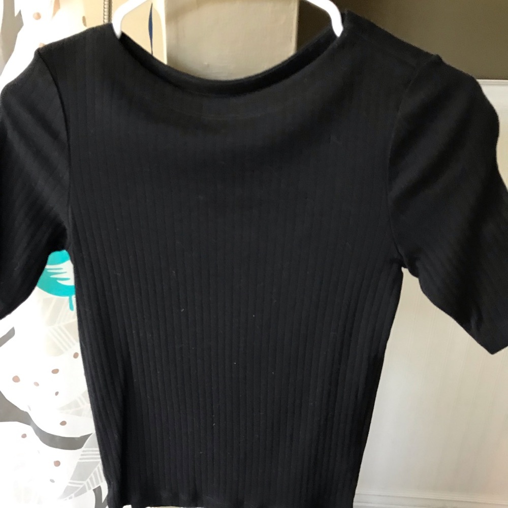 black, quarter-sleeve, ribbed top